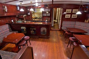 Gezellige bar aan boord klipper Grote Beer